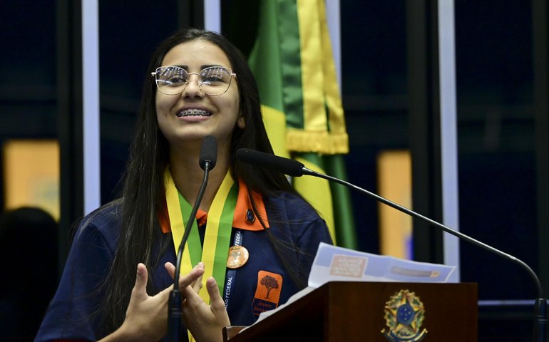Estudante da Rede Estadual brilha como Jovem Senadora por Alagoas em Brasília
