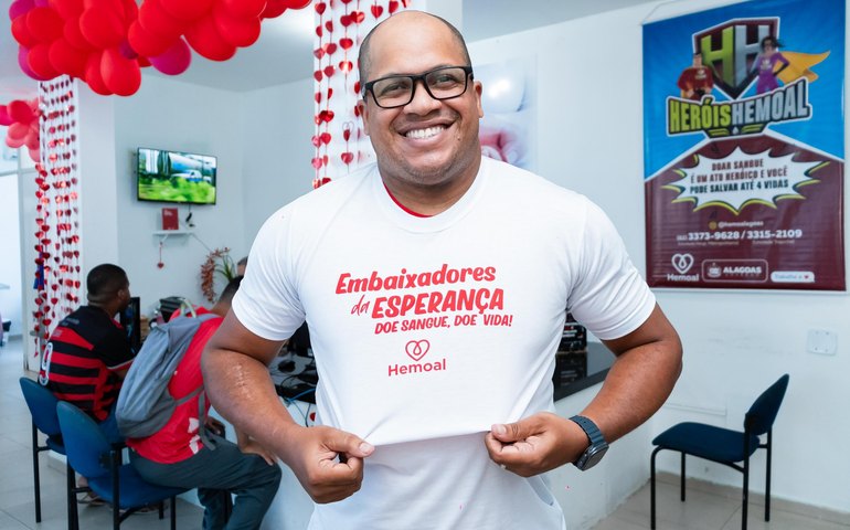 Hemoal comemora Dia do Doador de Sangue homenageando professor que há 21 anos pratica o gesto voluntário