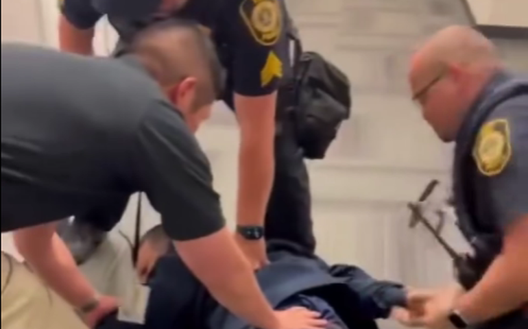 Senador democrata dos EUA é retirado de coletiva de secretária sobre protestos e algemado