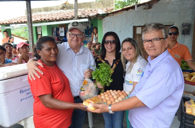 Santana: Isnaldo entrega alimentos do PAA a agricultores do povoado Óleo