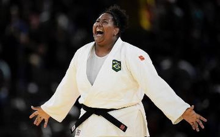 Campeã olímpica no judô, Bia Souza chora e faz ligação para a família: 'Foi pela vó'