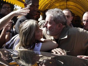 Ex-presidente se aproxima de militante