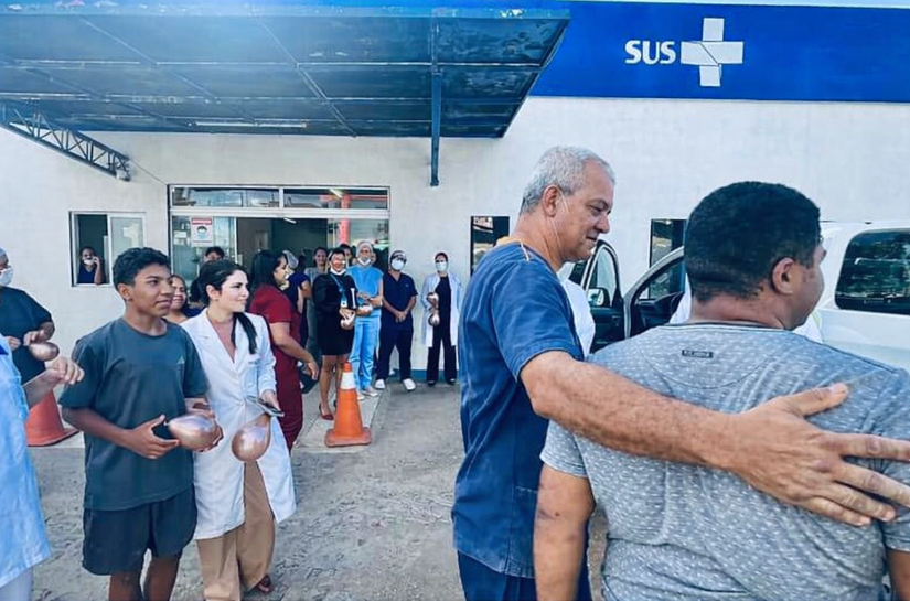 Alta hospitalar marca despedida emocionante de paciente após quase um ano internado no Hospital Dr. Ib Gatto Falcão