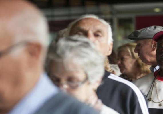 Dilma veta extensão da regra de reajuste do salário mínimo para aposentadorias