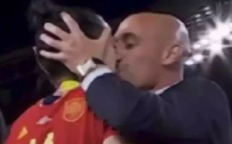 Cartola denunciado por beijar jogadora à força na Copa é detido sob suspeita de corrupção