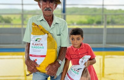 No dia do Sertanejo, prefeita Christiane Bulhões inicia distribuição de 23,5 toneladas de sementes 