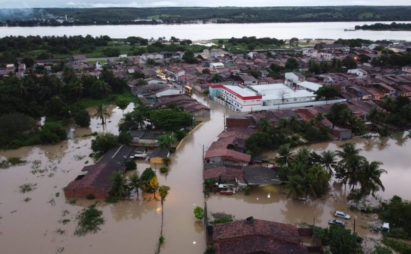 Famílias prejudicadas pelas chuvas em Penedo recebem atendimento médico e alimentos