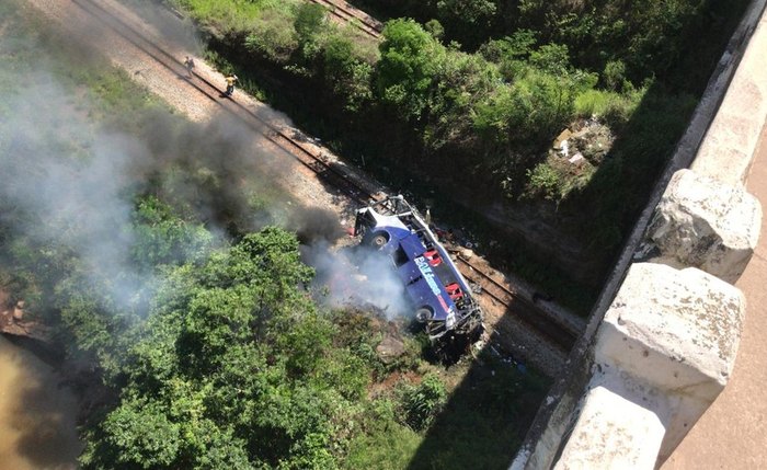 Ônibus que saiu do interior de Alagoas caiu de viaduto em João Monlevade (MG) em dezembro de 2020