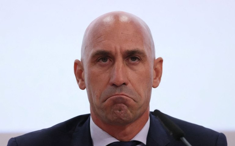 Investigado por beijo, presidente da federação espanhola renuncia