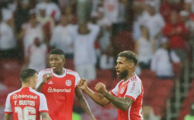 Inter abre Brasileirão com vitória de virada sobre o Bahia por 2 a 1