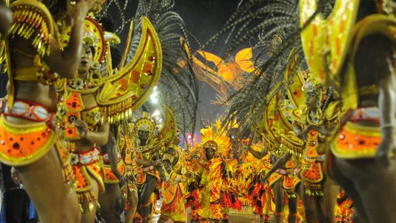 Chuva forte marca desfile das primeiras escolas do grupo especial na Sapucaí