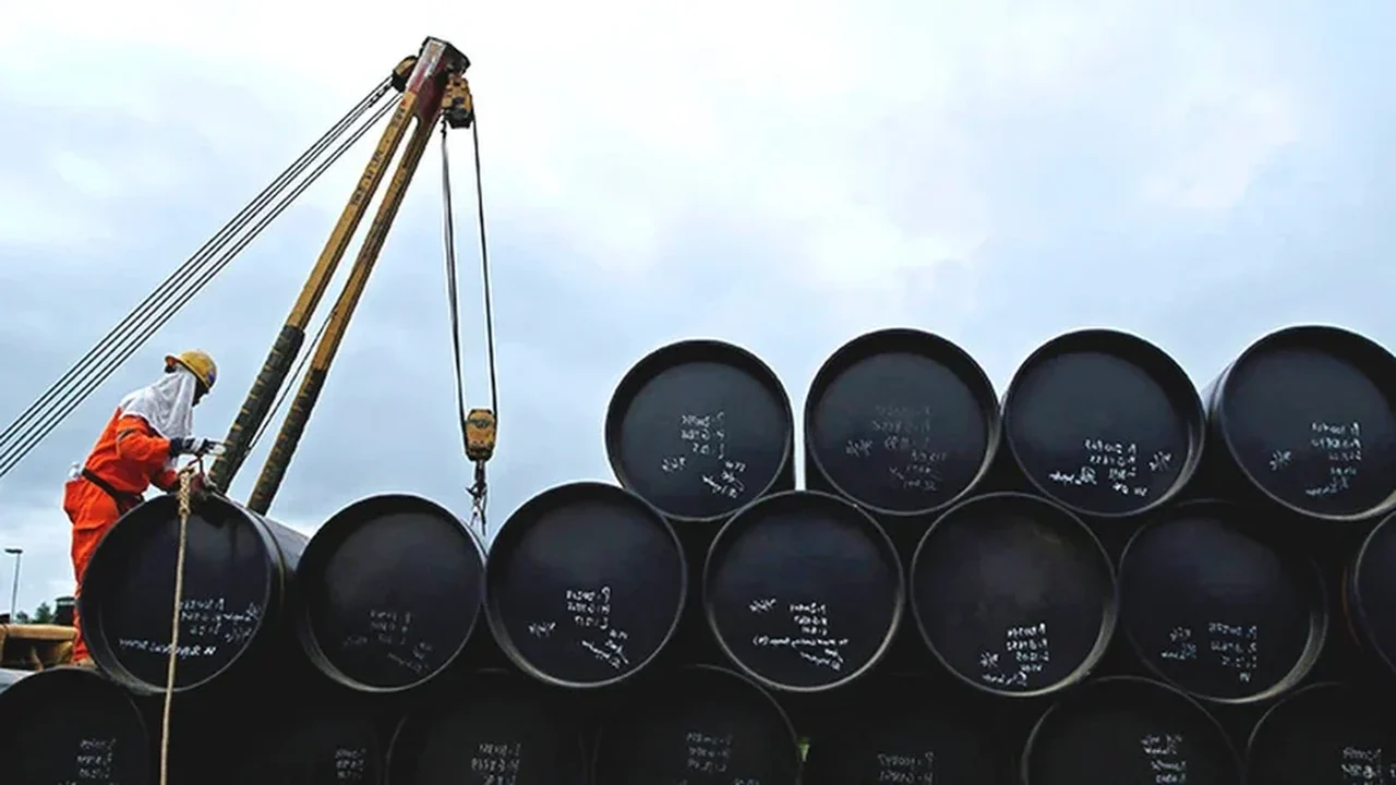 Irã envia 3 milhões de barris de petróleo de estoque na China e tenta apoiar grupos de milícias