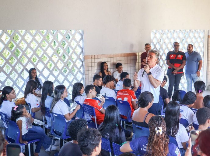 Rafael Brito alerta jovens sobre prejuízos dos jogos online e critica influenciadores que ficam disseminando fake news