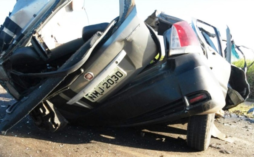 Condutor de Fiat Pálio colide com caminhão e morre em Campo Alegre