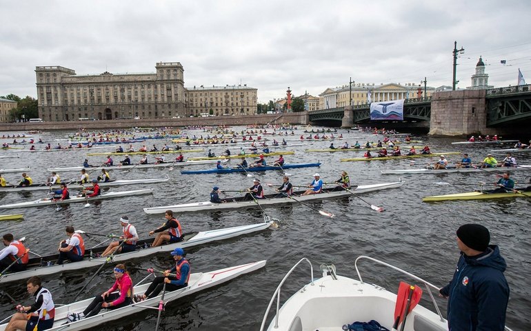 Maior maratona de remo da Rússia reúne mais de 3,5 mil atletas no aniversário de Pedro, o Grande