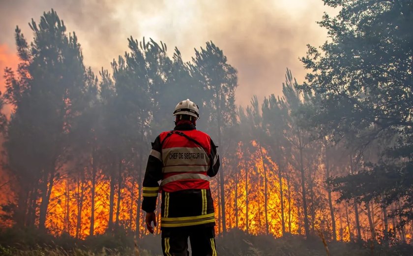 Incêndios matam 20 na Grécia; calor muda paisagem dos Alpes