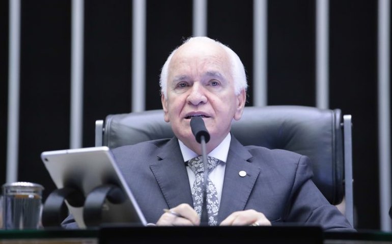 Bancada evangélica escolhe deputado bolsonarista como líder e barra candidato de Lula