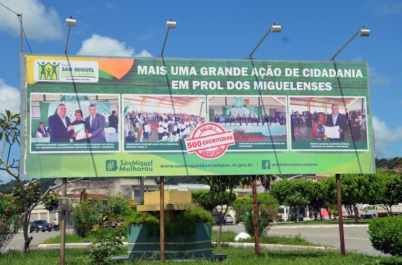 Entrega dos 500 títulos do Moradia Legal II estampa novos outdoors em São Miguel
