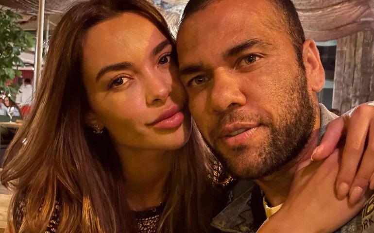 Ex-mulher parabeniza Dani Alves por aniversário: 'Humanidade não entende de empatia'