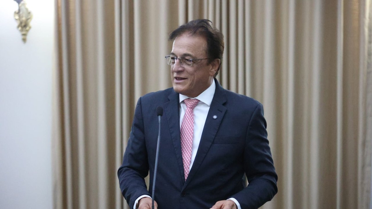 Galba Novaes critica influência do dinheiro na política e defende retomada do debate de ideias