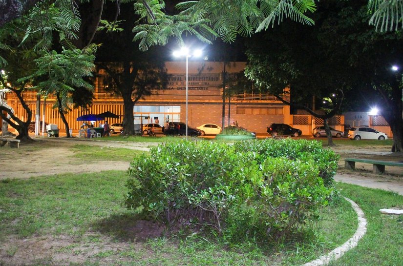 Prefeitura de Maceiórevitaliza iluminação na Praça Sinimbu