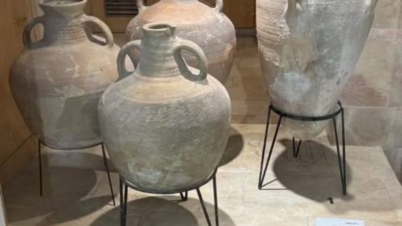 Menino de 4 anos quebra acidentalmente vaso raro de 3.500 anos em museu