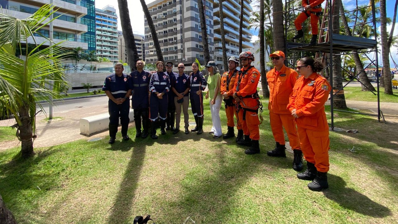 Samu e Bombeiros simulam resgate de vítimas de acidentes de trabalho na campanha Abril Verde