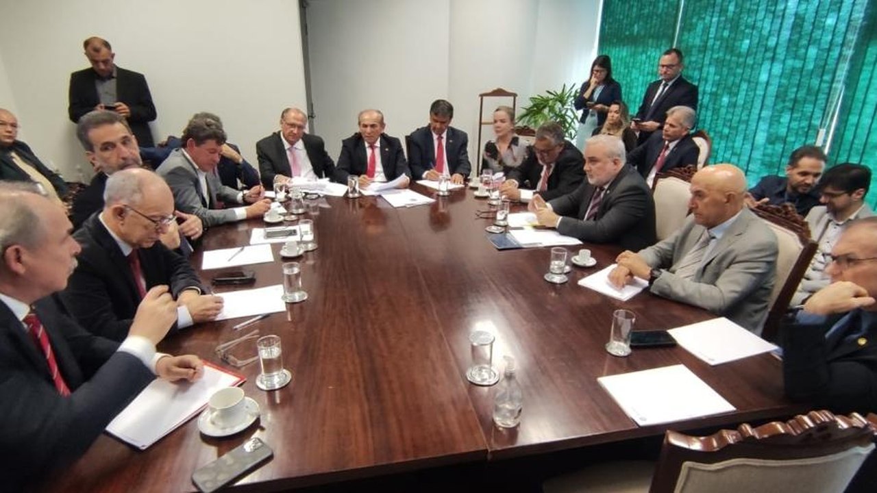 Gabinete de transição de Lula tem maioria de homem, branco, petista e paulista