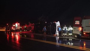 Micro-ônibus com cerca de vinte passageiros tomba na BR-235 em Nossa Senhora do Socorro