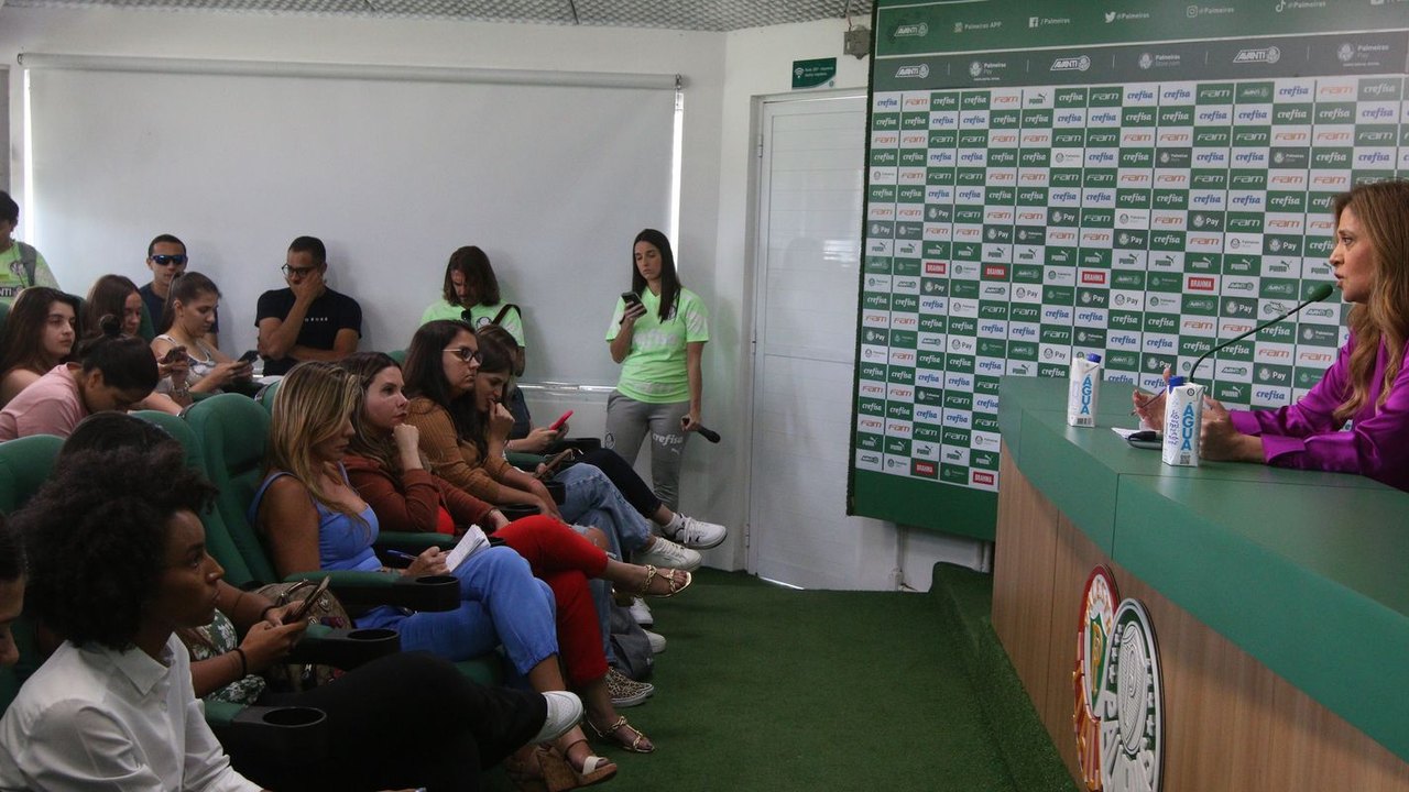 Palmeiras anuncia Abel Ferreira até 2025 em coletiva só para mulheres