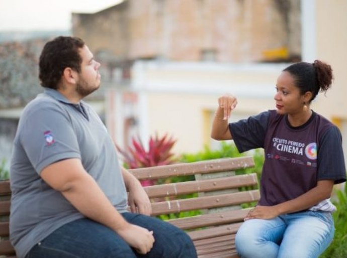 Mostras do Circuito Penedo de Cinema tem interpretação simultânea em Libras