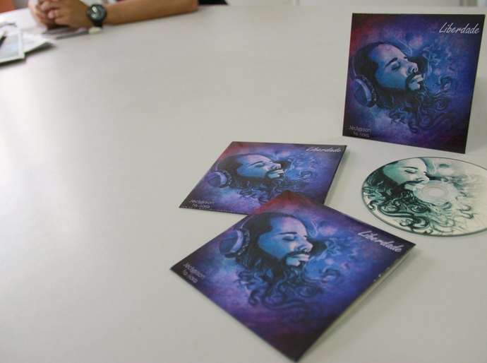 Cantor arapiraquense lança seu primeiro álbum “Liberdade”