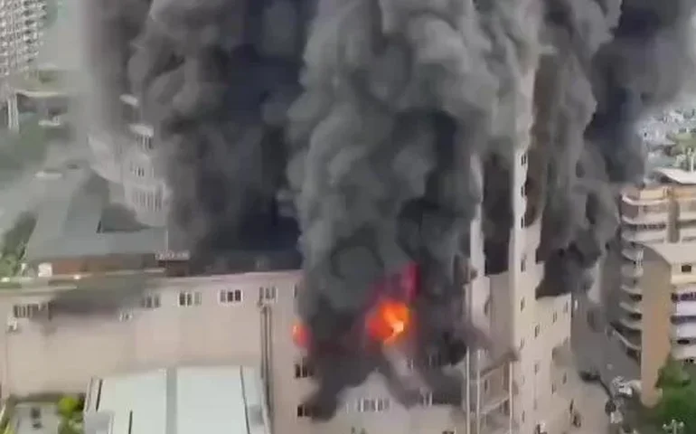 
Incêndio em centro comercial na China deixa pessoas presas, diz mídia estatal