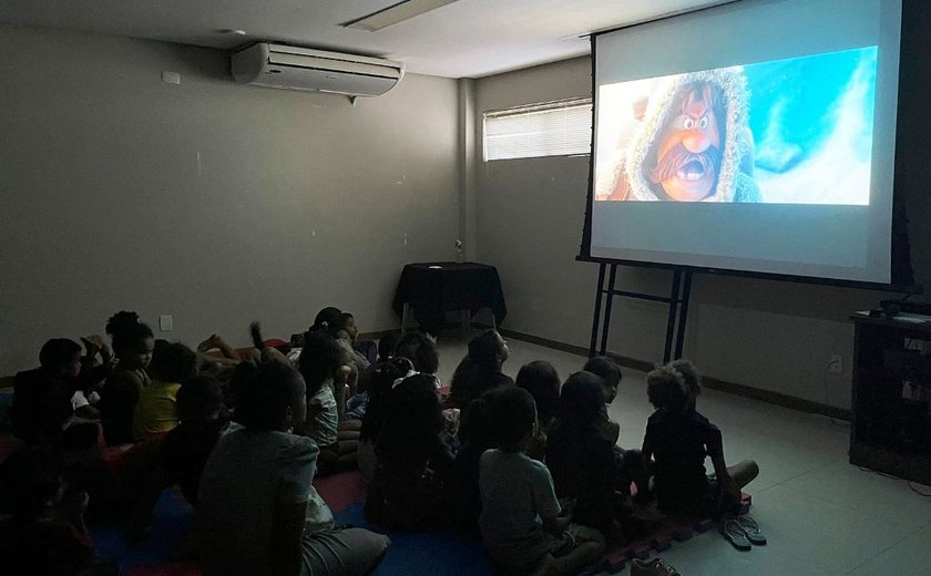 Crianças da Vila Emater participam de sessão de cinema na sede da OAB Alagoas