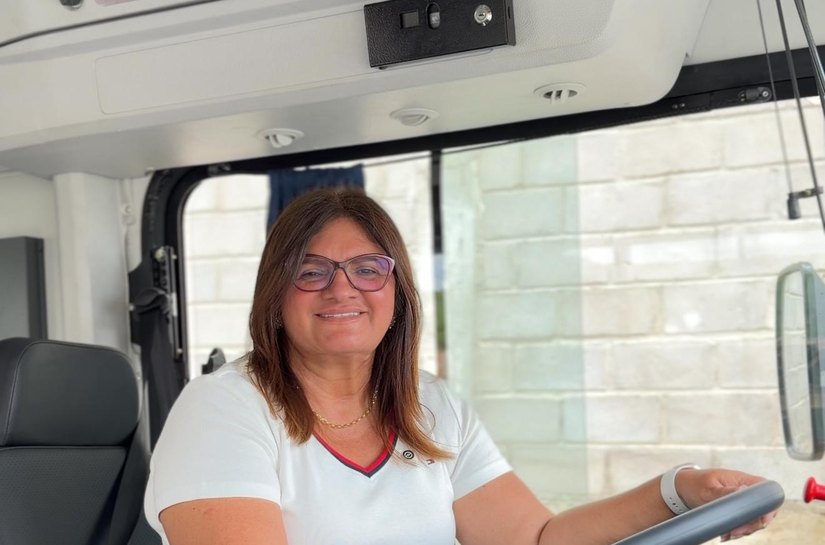 Prefeita Ziane Costa entrega frota de ônibus e novos equipamentos para a educação de Delmiro nesta sexta