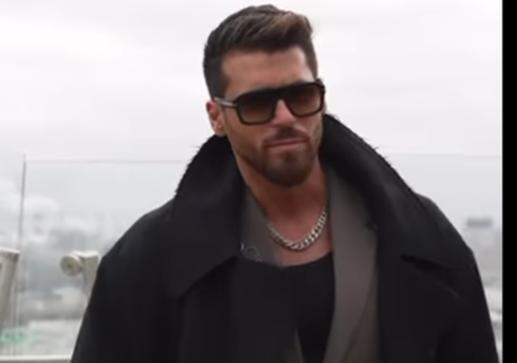 Astro turco Can Yaman passeia pelo Rio e tira fotos com fãs em Copacabana