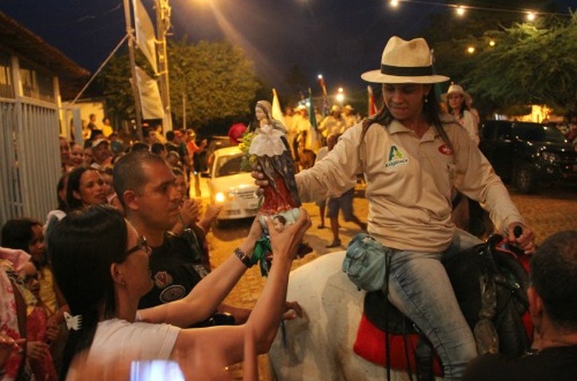 Imagem da Santa Padroeira faz seu percurso até Arapiraca