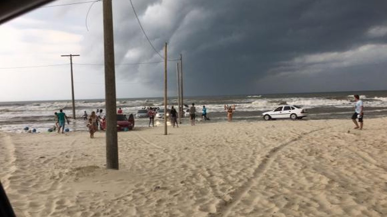 Santa Catarina é atingida por “tsunami” e temporal deixa uma criança morta