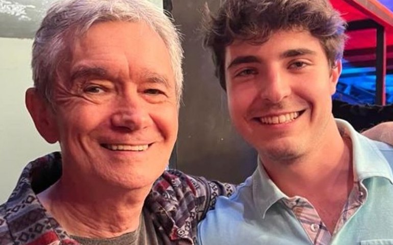 Filho de Gugu Liberato visita estúdio da Globo: 'Pretendo me envolver mais com tudo isso'