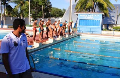 Visita de atleta olímpico ao parque aquático gera euforia entre estudantes