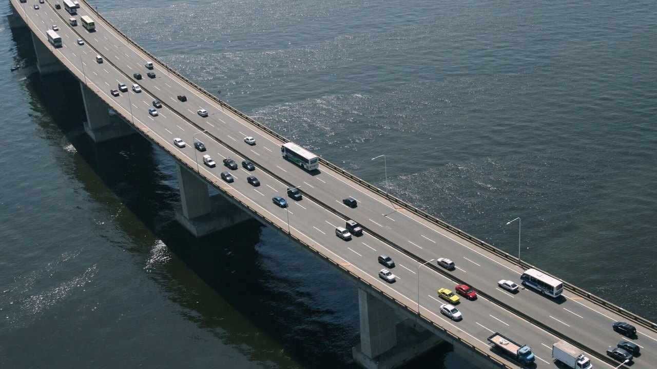 Motociclista morre ao cair da Ponte Rio-Niterói após batida (VÍDEO)