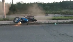Homem flagra acidente após motociclista passar por buraco na Grande Aracaju; VÍDEO