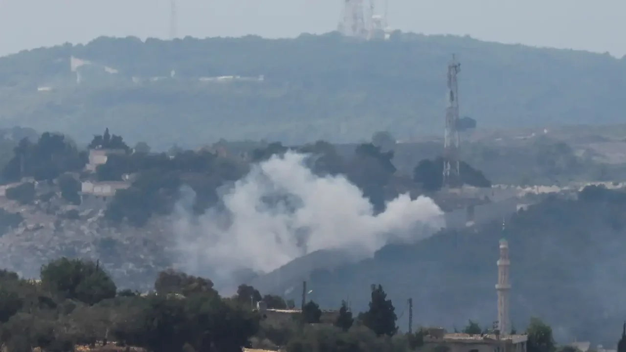 
Hezbollah lança grande ataque contra Israel, que declara emergência e bombardeia o Líbano
