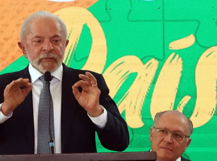 Lula envia nesta quarta ao Congresso projeto que regula redes sociais