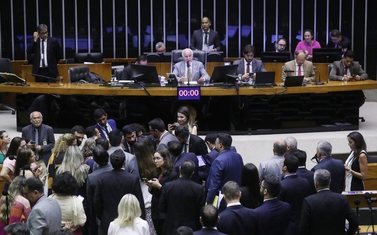 Câmara aprova urgência para projeto que prevê limites a juros do cartão de crédito