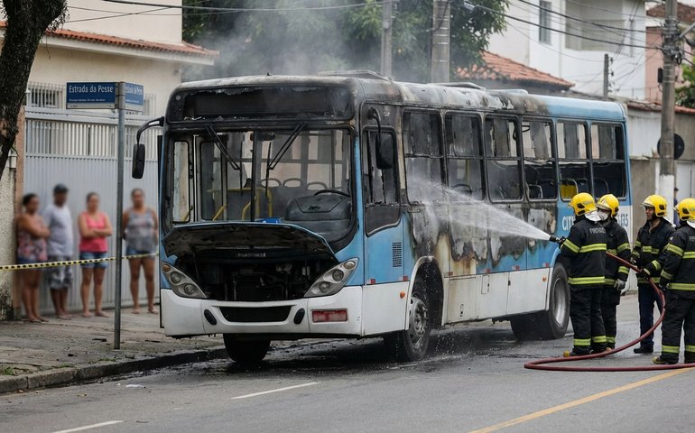 Ônibus sofre pane elétrica e pega fogo em Campo Grande, na Zona Oeste do Rio