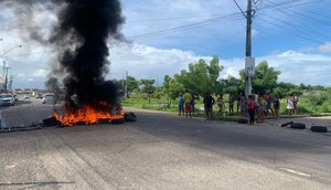 Moradores de ocupação bloqueiam avenida após desligamento de água em Nossa Senhora do Socorro / Foto: Foto: Polícia Militar/SE