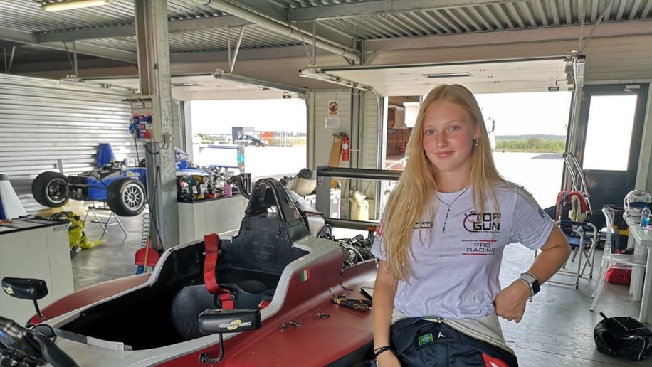 Aos 15 anos, única garota na F4 brasileira mira carreira nas pistas