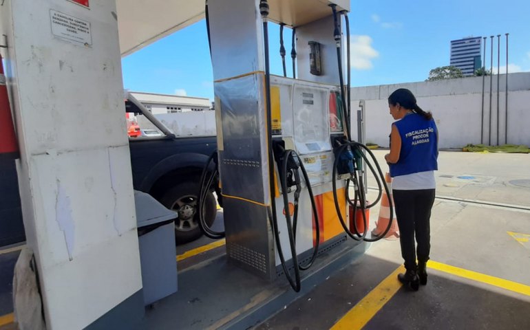 Procon Alagoas fiscaliza postos de combustíveis após a redução para 17% do ICMS pelo Estado