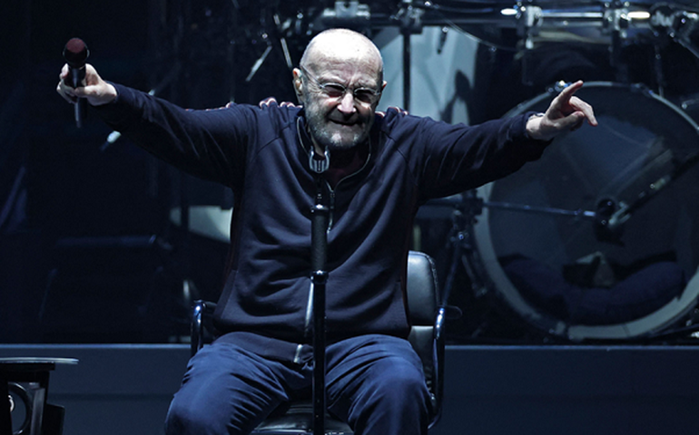 Debilitado, Phil Collins emociona fãs em seu último show da carreira